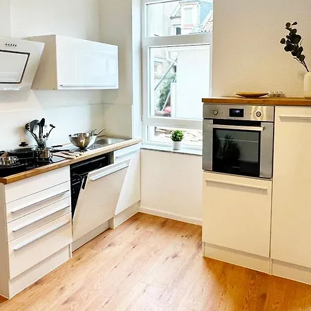 50qm In Zentral Gelegen Mit Hohen Decken - Beuys - *